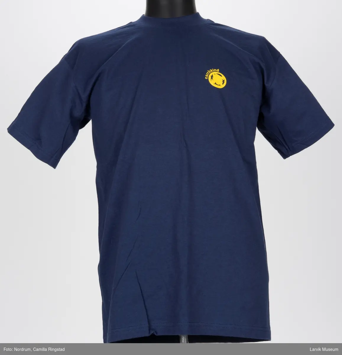 Blått t-skjorte med gult trykk på for- og baksiden. 