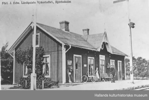 Vykort med station (Vinberg?) utmed Falkenbergs Järnväg, Falkenberg-Limmared. Vykortsförlag: J Edw Lindquists Vykortsförlag Björboholm.