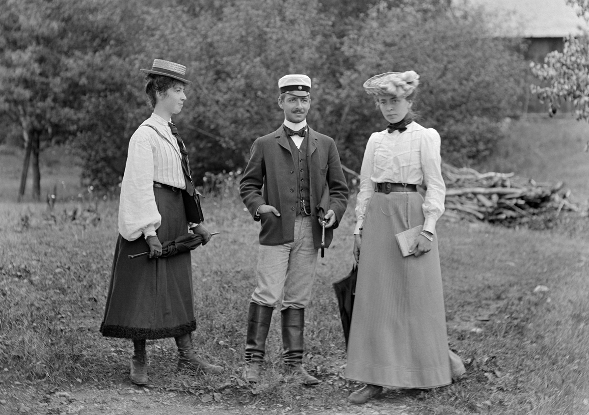 Grevinnan Louise Mörner på besök hos fotografen Emil Durling en sommardag 1904. Som sällskap har hon enligt uppgift greve Carl Mörner och Naemi Arnman, senare gift med författaren Karl Gustav Ossiannilsson.