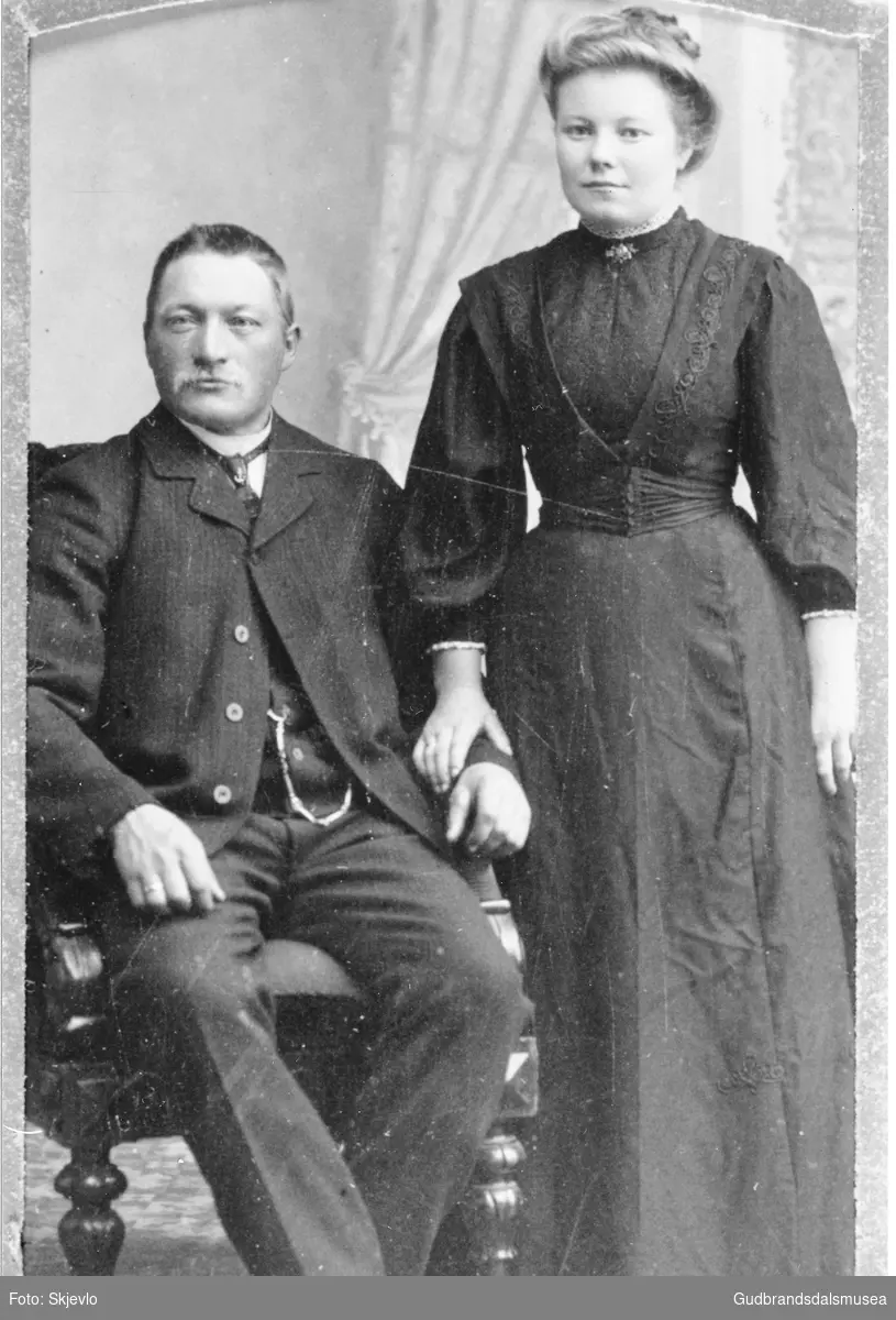 Brudeparet Per Rusten (f. 1868) og kona Gunhild Rusten (f. Lillerust 1887)