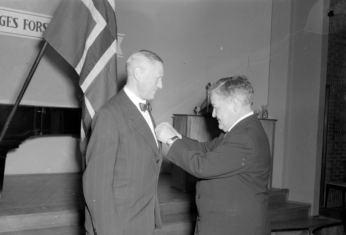 Oberstløytnant Nils Christoffer Bøckman mottar Norges Forsvarsforenings hederstegn av visepresident Carl August Petersen Wright