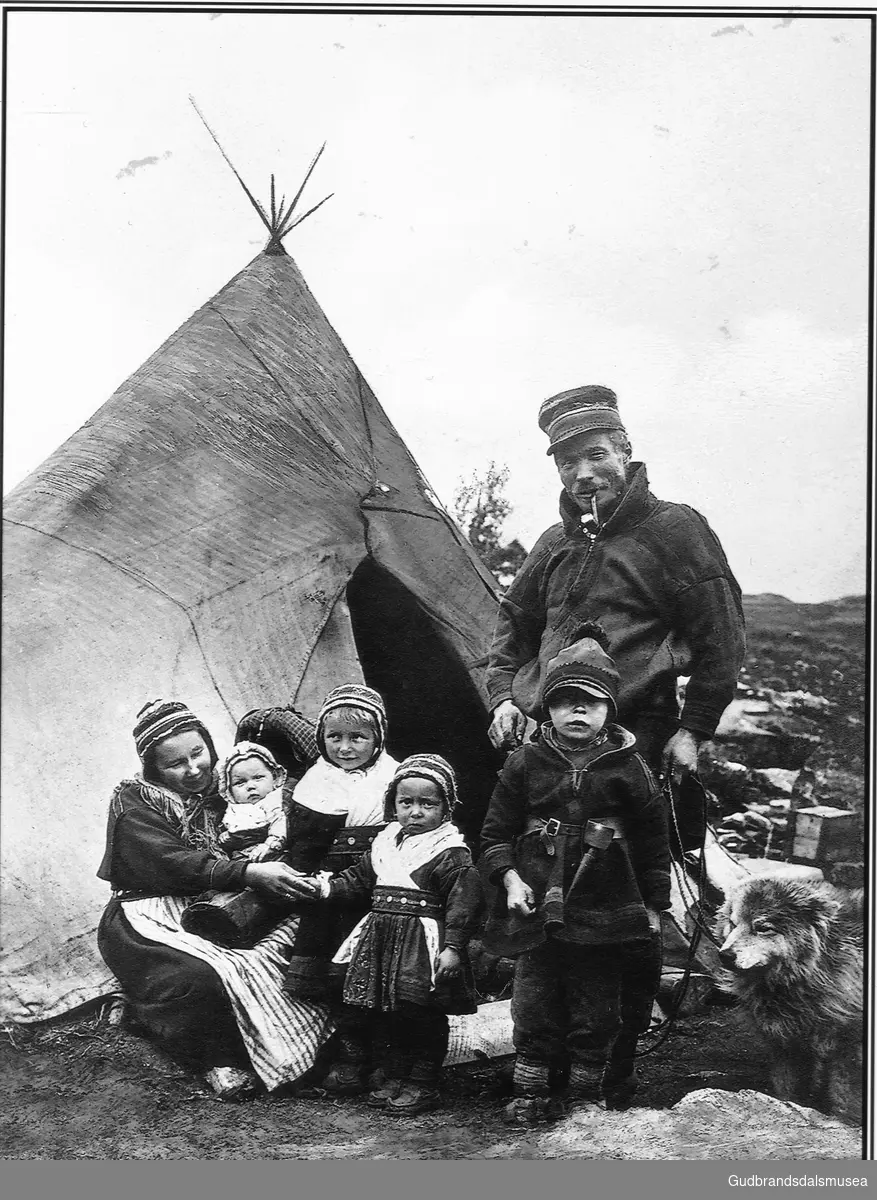Johannes Partapuoli med familie ved Grotli Hotell ca. 1908