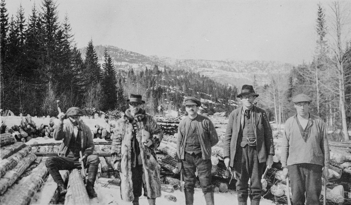 Tømmermerking ved Flatinvelta i Sigdal, omkring 1930.