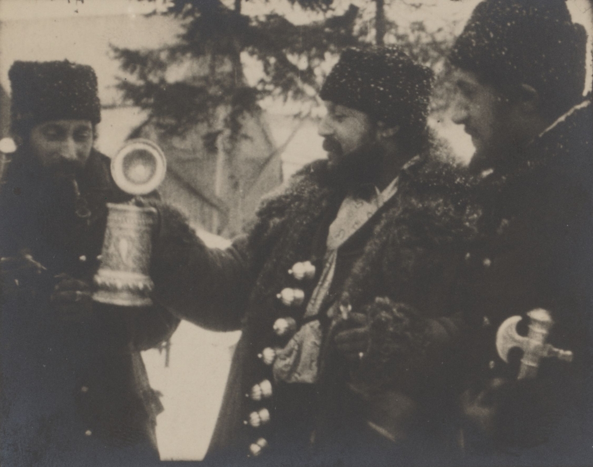 Tre män skickar en sejdel mellan sig. De tillhör den kelderashromska grupp som invandrar till Sverige från Ryssland via Finland i slutet av 1800-talet.