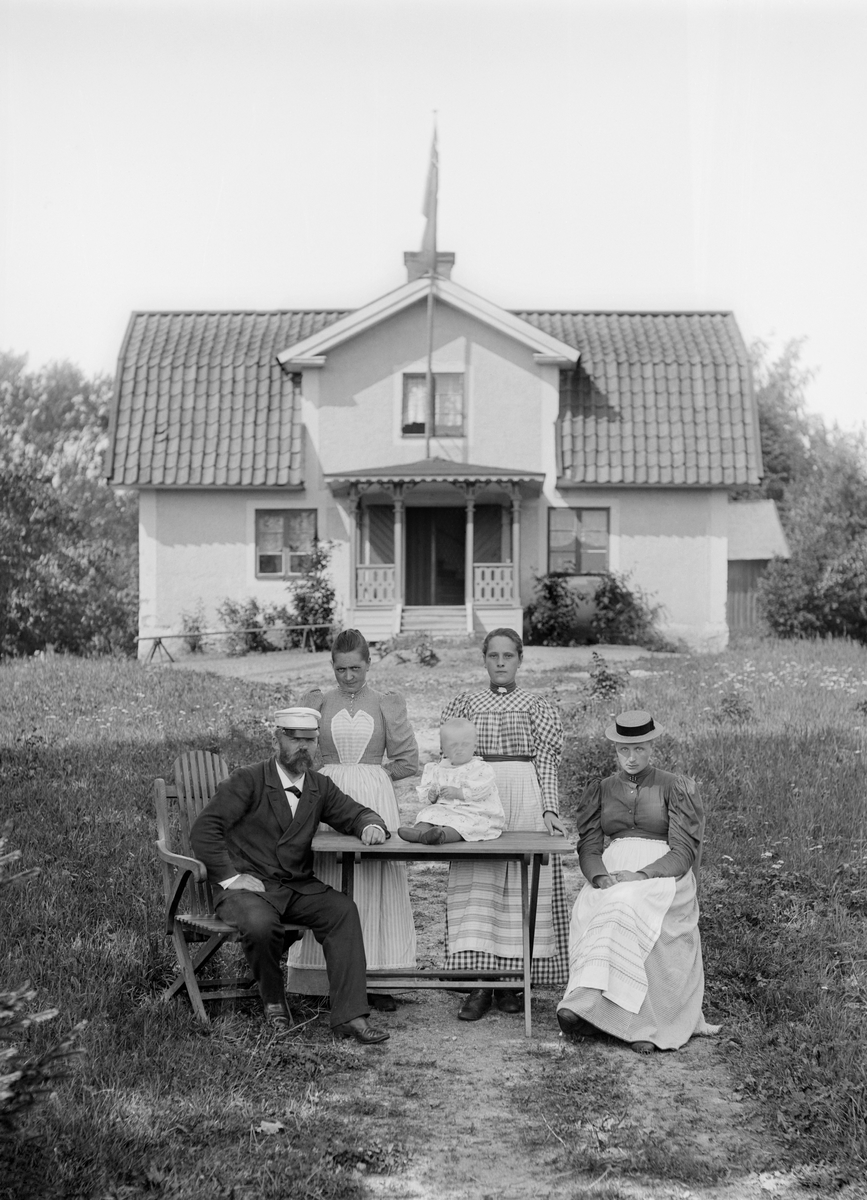 Ett sällskap har samlats för fotografering framför fotografen Emil Durlings bostad Strömmen i Sankt Anna. Personerna på bilden är dessvärre okända.