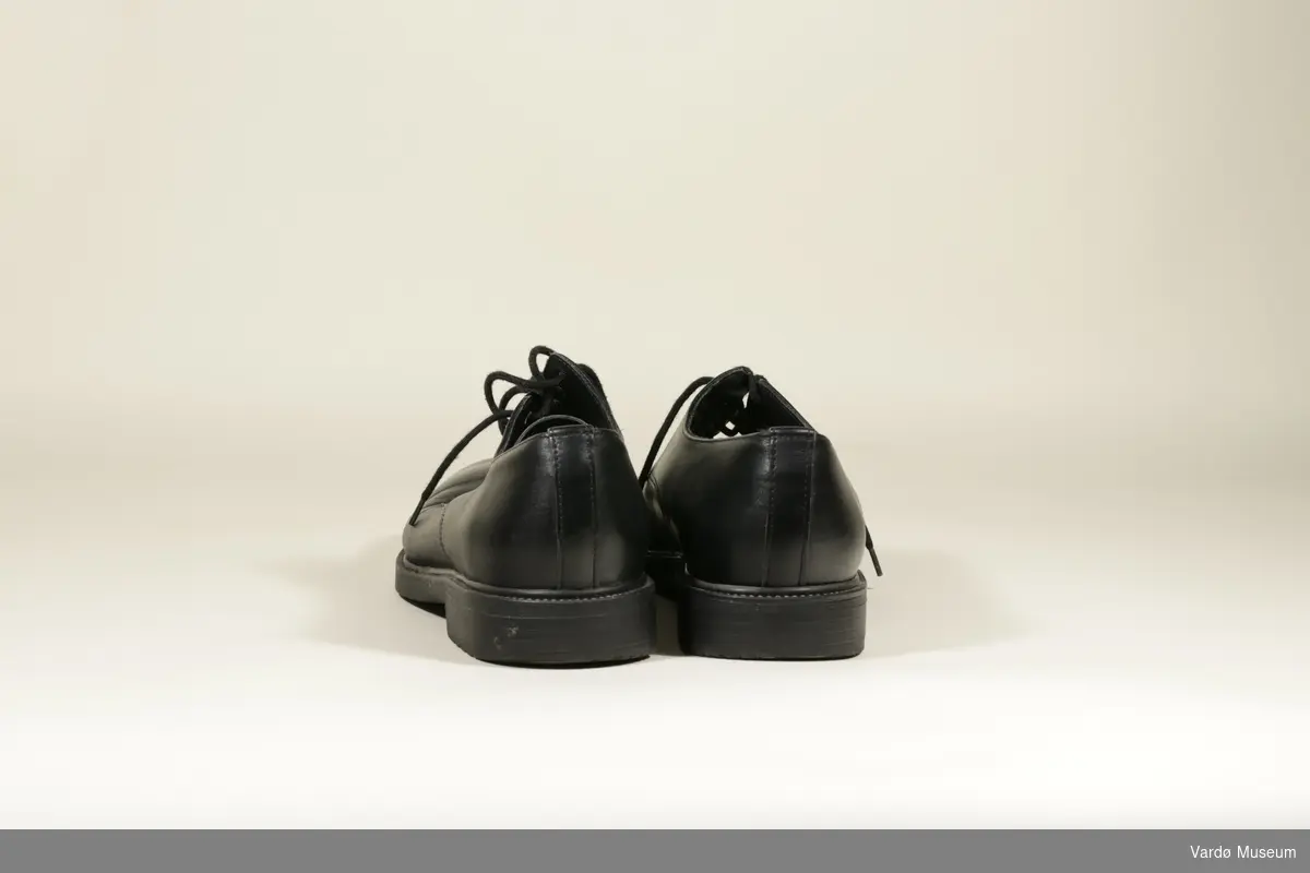 Sko tilhørende Lotteuniform. På undersiden av sko står en "air" motiv.