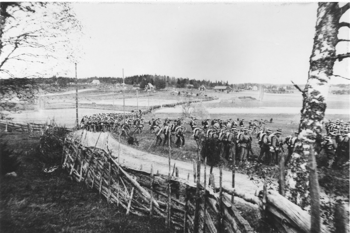 Uplandsfanteri på marsch under manövern 1916