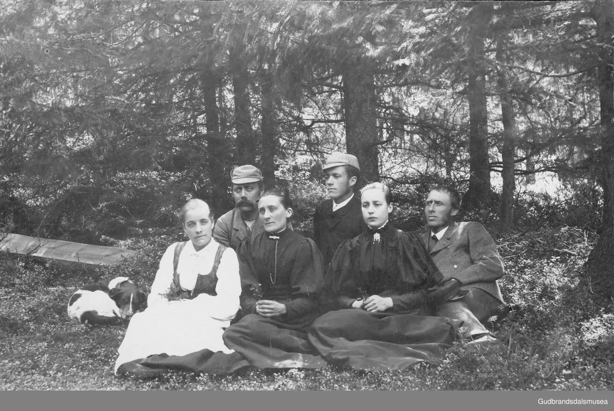 Ivar Kleiven ( bak til venstre), Jon Skår (fødd Kjælstad) og Pål