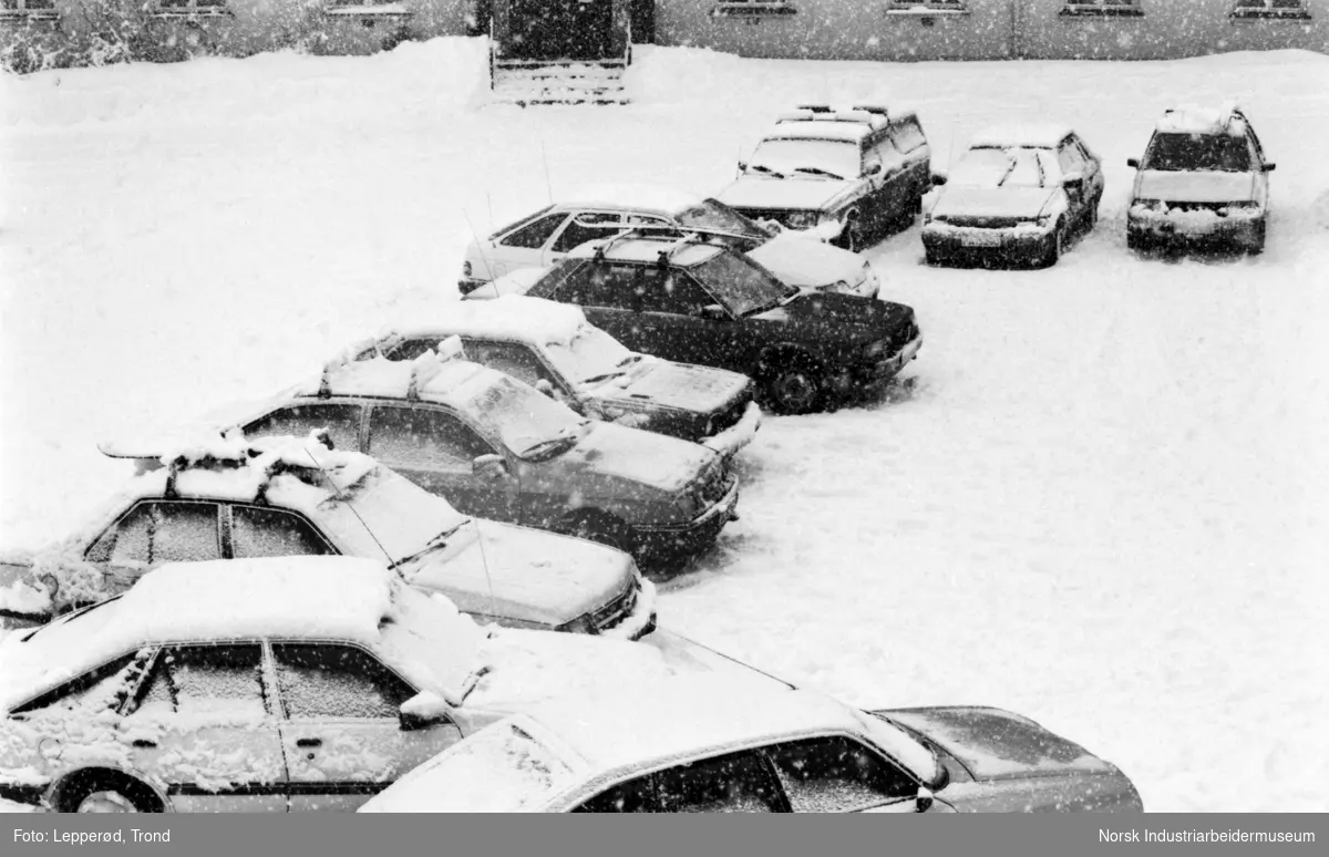 Biler parkert på Torget på Rjukan, etter kraftig snøfall.