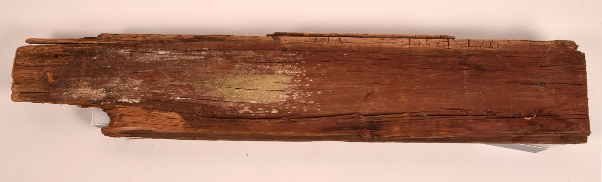 En av nio stycken bemålade brädor som suttit i ett kyrktak, troligen den medeltida Brismene kyrka.

Denna bräda har röd botten. I mitten sysnb delar av rocailler målade. I vänstra och högra kanterna finns också spkar kvar som kommer från ladan brädorna suttit i.

Brädorna är spontade och baksidan är röfärgad. Målningarna på framsidorna är gjorda i oljefärg och troligen också limfärg på typiskt 1700-talsmanér med bladverk och rocailler. En scen på brädorna är Kristi födelse, därtill finns delar av kartuscher med text. Brädorna har återanvänts som ytterpanel på en ladugård under 1800-talet, på Högebacke i Kinneveds socken. Ladugården revs runt 2005-2010, varför brädorna hittades. Brädornas baksida är rödfärgade då de fungerat som panel på en ladugård.