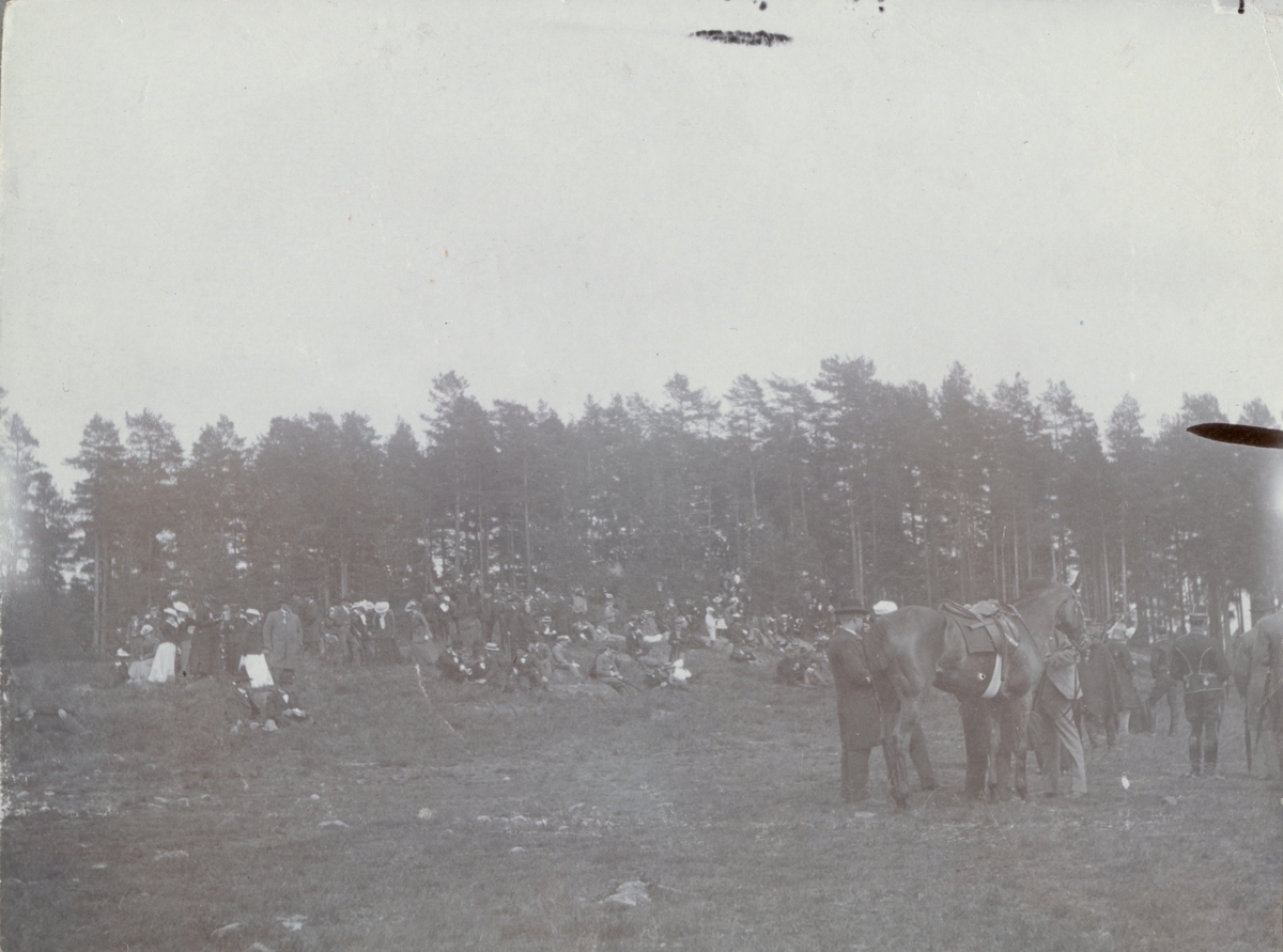 Text i fotoalbum: "Ränneslätt K 4 Kav. aspirantskola 1900". Åskådare.