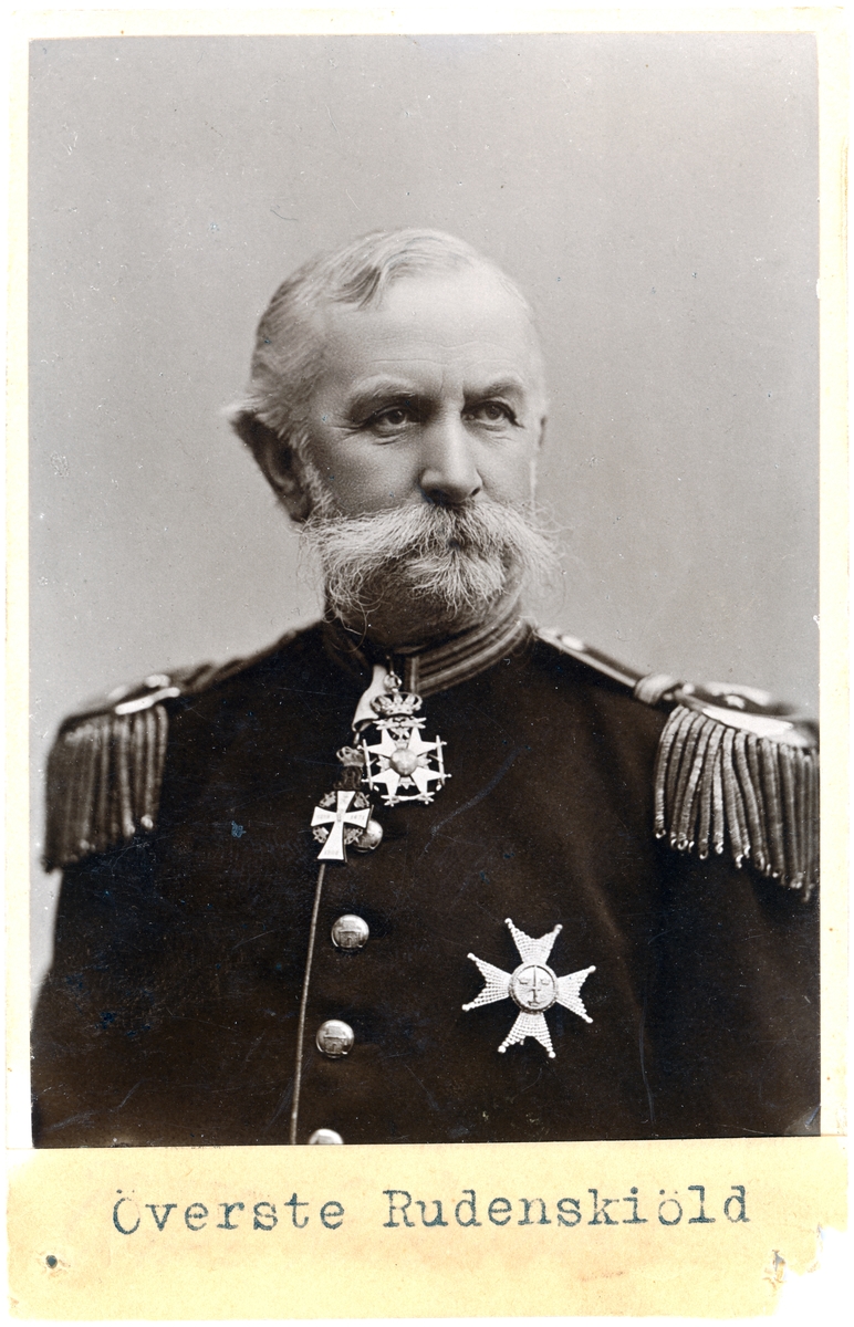 Text på kortets baksida: "Överste Axel Rudenskiöld f. 1829 d. 1914. Chef Boh. reg. T. f. 1882-1885. Chef 1885-1890".