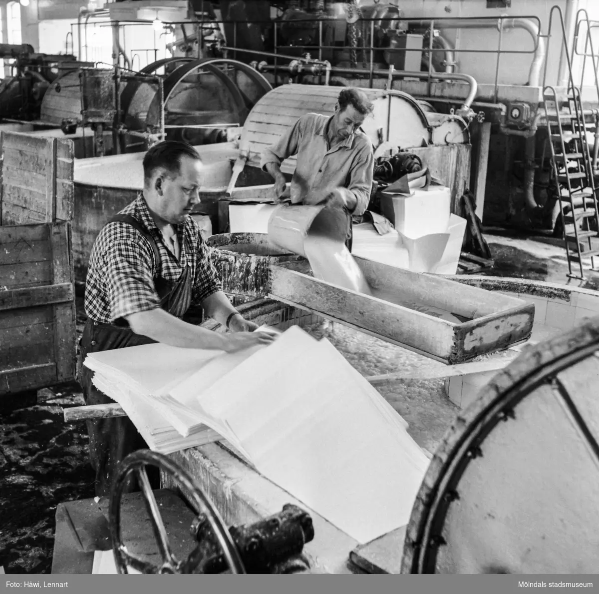 Två män i arbete vid holländeri på pappersbruket Papyrus i Mölndal, 6/5 1955. Mannen till vänster är Ragnar Fransson.