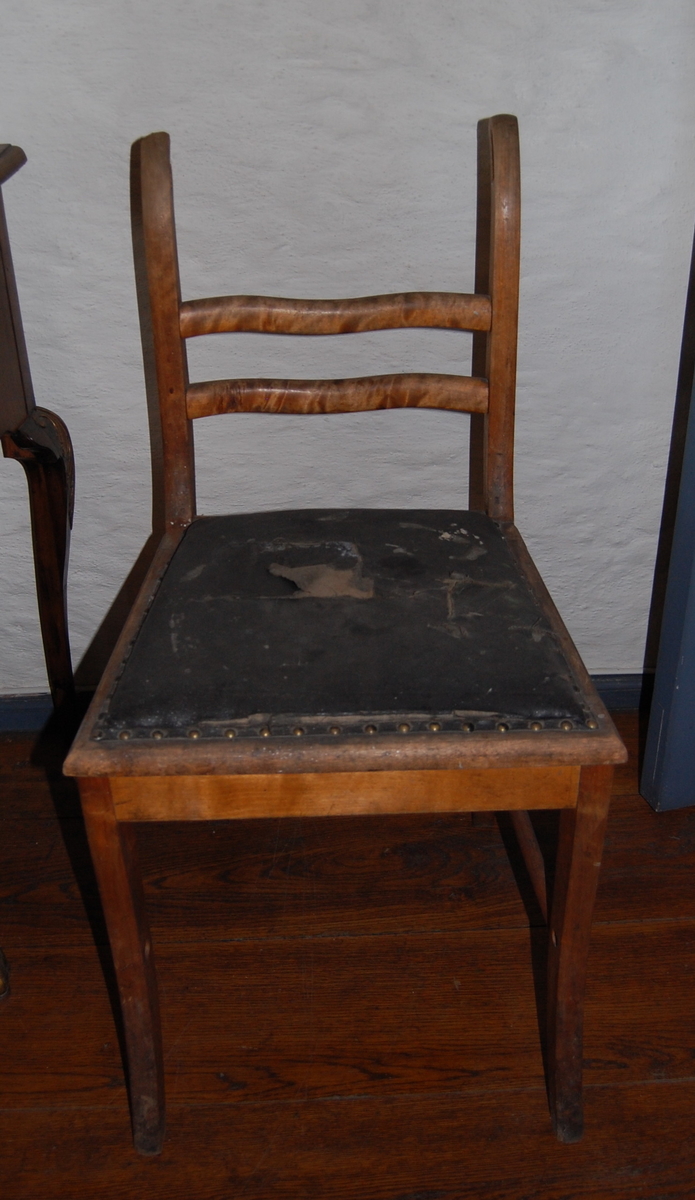 Trestol med kunstskinntrekk på setet. Likner AS.613-617, Biedermeier-stil. Setetrekket har rifter og øverste ryggsprosse mangler. Løse bakben.