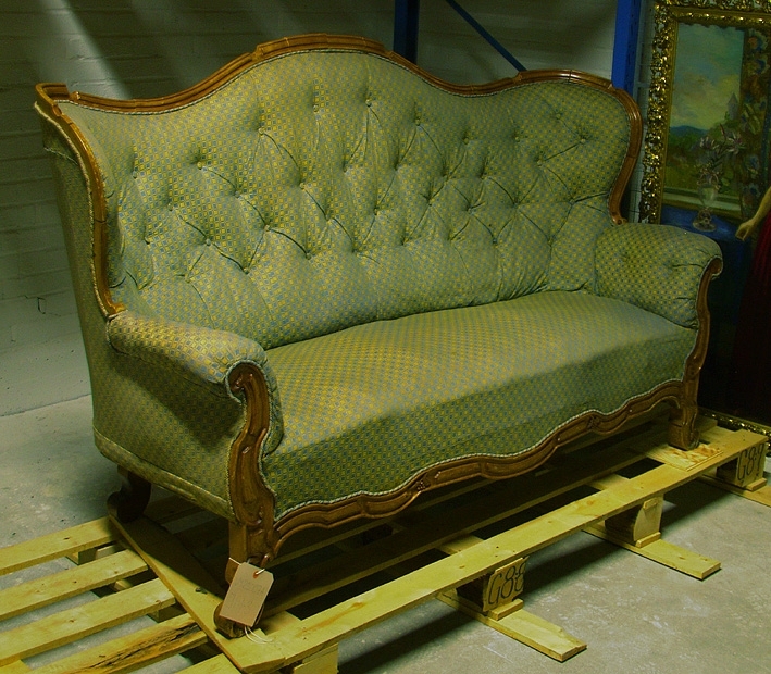 Förmaksmöbel, bestående av 1 soffa, 1 divan, bord och 6 stolar. Polerad björk i nyrokoko, stoppade och klädda med matt, rutigt tyg i brunt och blått.
Den ursprungliga klädseln var bredrandig grön damast och det nuvarande tyget är påsatt omkring 1916.