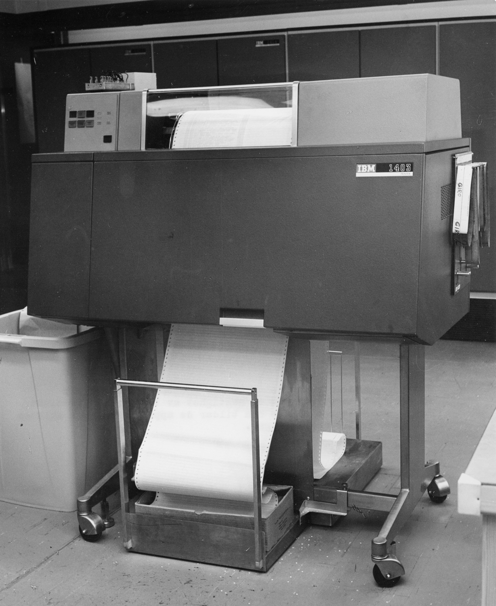 Bokföringsavdelningens datacentral. Snabbskrivare skriver ut en bokföringslista med en hastighet av 1200 rader i minuten. Bokföringslistorna bindes och bildar de uppslagsverk som anlitas vid bl a telefonuppsägningar.

IBM 1403 Printer for IBM 1410 Data Processing System.
