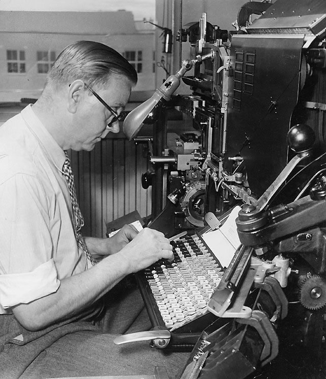 Arbete med mera löpande text, cirkulär, författningar, tidningen PS
etc., sättes på maskin av maskinsättare, som här G-A Karlsson.