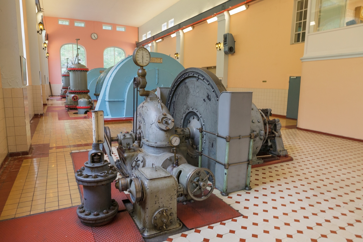 Maskinsalen i Frøland kraftstasjon. Aggregatet i front er i sin heilhet produsert av Kværner Brug, visstnok det første i norge.