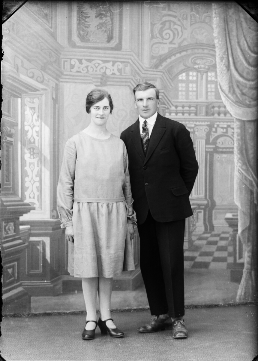 Ateljéporträtt - Augusta Pettersson och Emil Karlsson från Harg socken, Uppland 1928