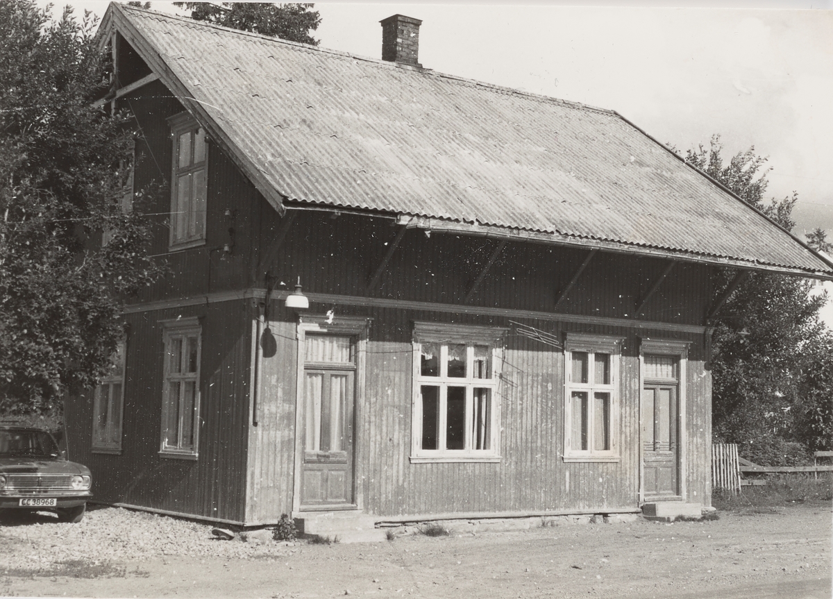 Ved Aurskog stasjon ca. femten år etter Aurskog-Hølandbanens nedleggelse