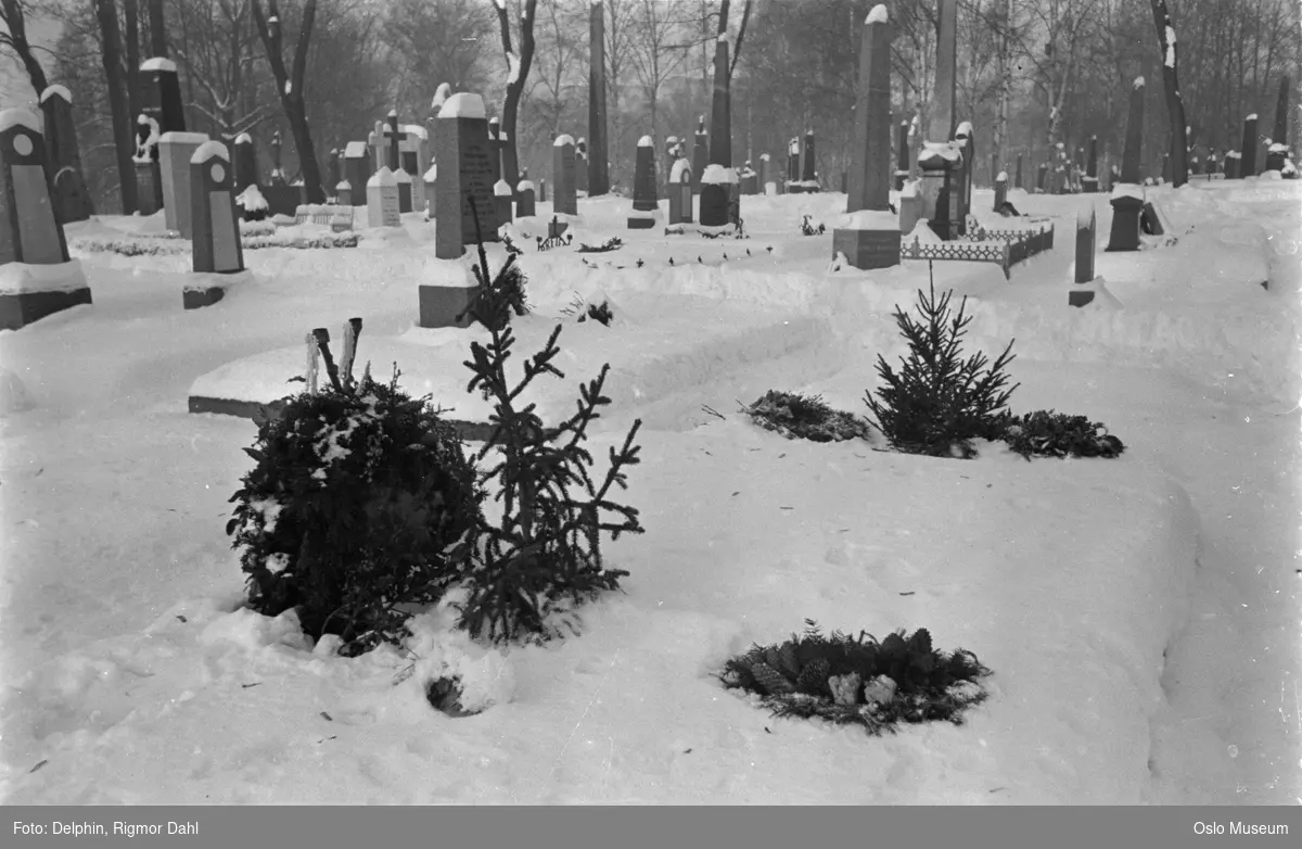Gamle Aker kirkegård, gravstøtter, kranser, snø