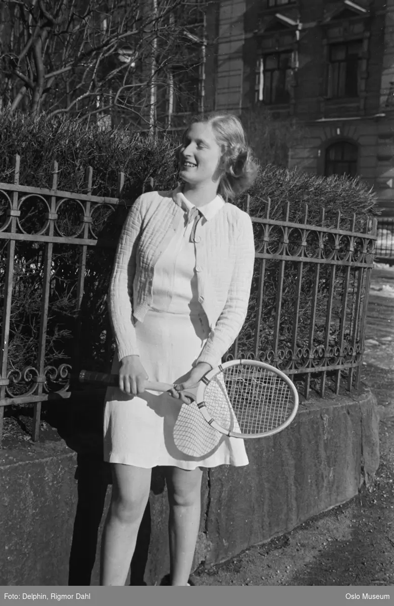 kvinne, tennisspiller, stående helfigur, tennisdrakt, tennisracket