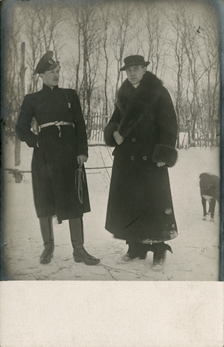 Bildet viser to uidentifiserte menn.

Ingen av disse er søsknene Rostin. Muligens er mannen til venstre Victorias ungdoms kjæreste, den mystiske P. eller Pierre, som Victoria møter igjen i Brüssel i 1935.