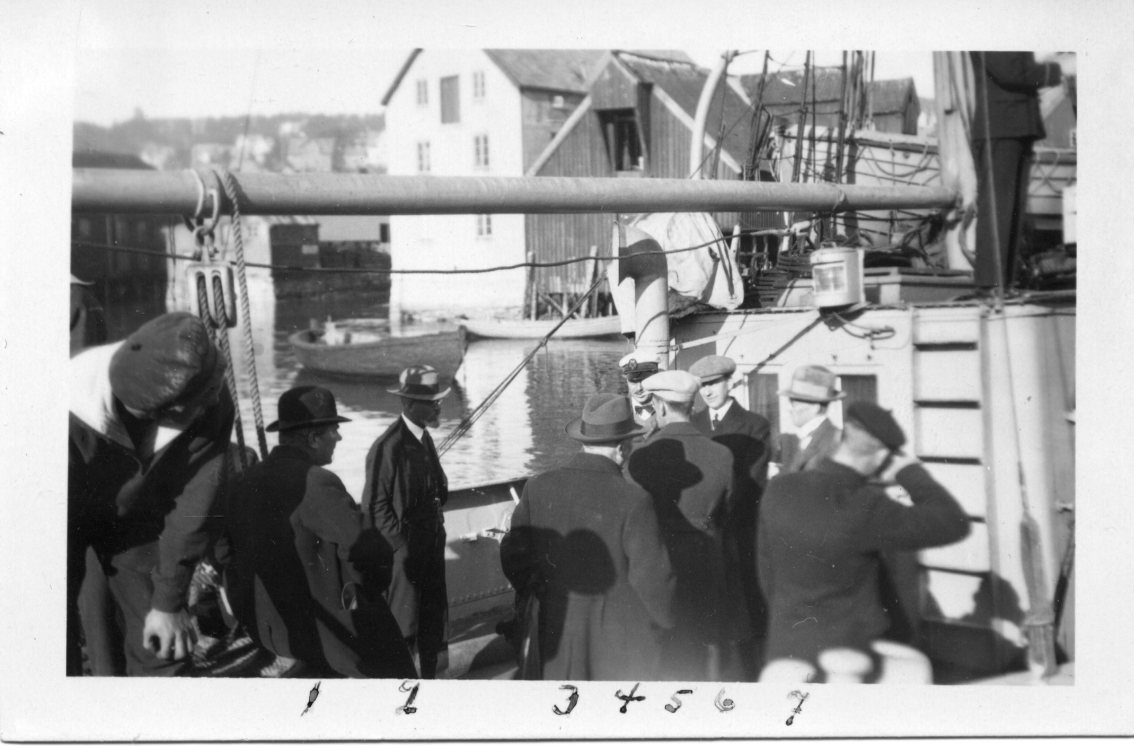 Den så kallade undersökningskommissionen ombord på norska marinens Michael Sars i Tromsö hamn den 2 sept 1930. Från vänster: prof Lithberg, dr Hoel, prof Hedrén, T Strindberg, S Köhler, E Andrée, dr Holmboe samt fylkesman Kobro.