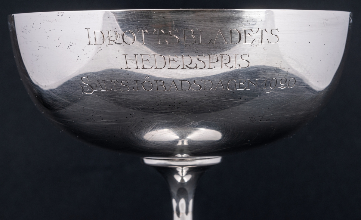 Pokal i silver. Idrottbladets Hederspris Saltsjöbadsdagen 1912.