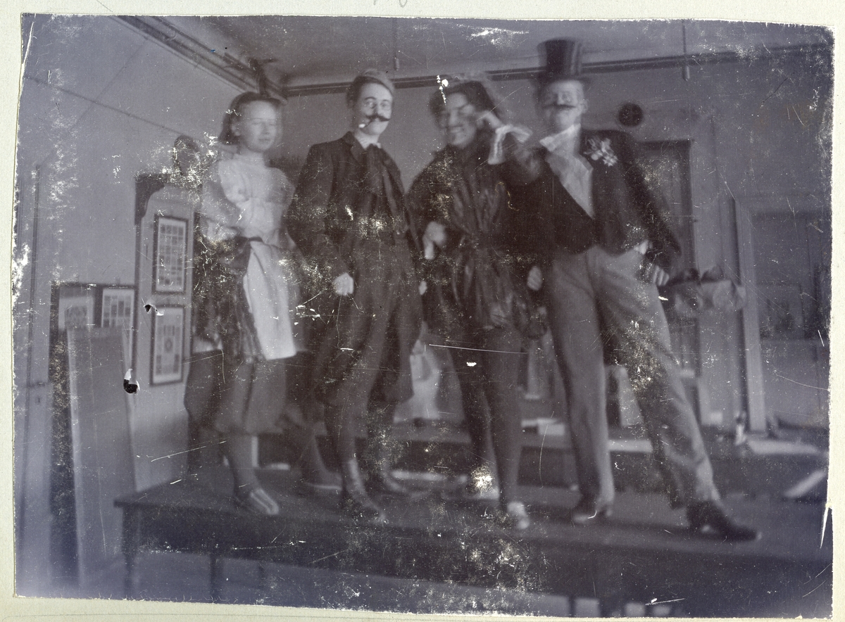 Stockholm. 
Fyra kvinnor stående på bord. 1901.