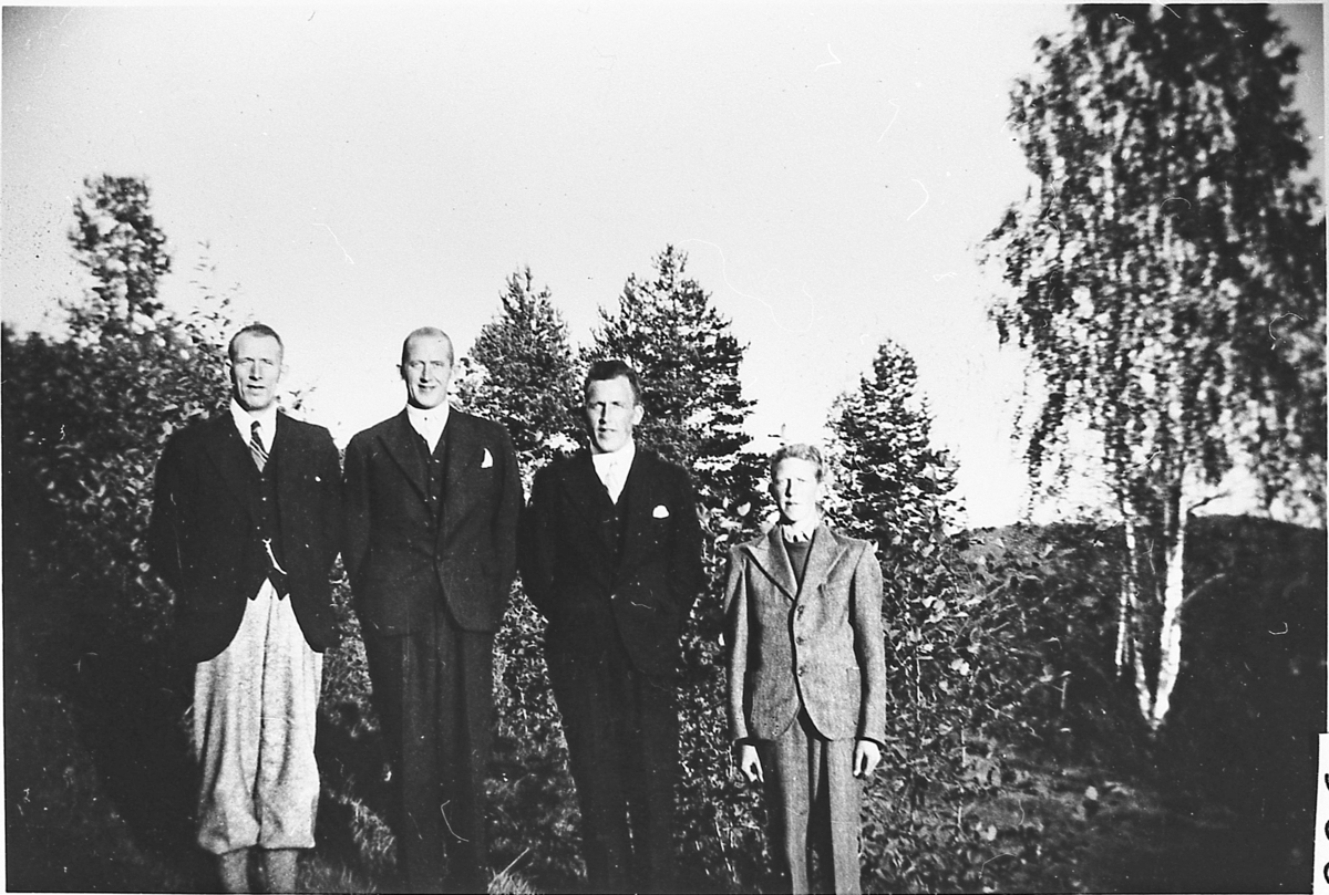 Fire menn i dress. Einar, Olav, Bjørn og Ole Nordli, kjent som dyktige sangere.