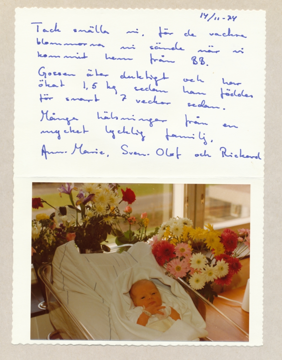 Kassans fotoalbum, sid 29

Den 14 november 1974.

Tackkort efter sonen Rickards födelse
från Ann-Marie, Sven-Olof och Rickard.
