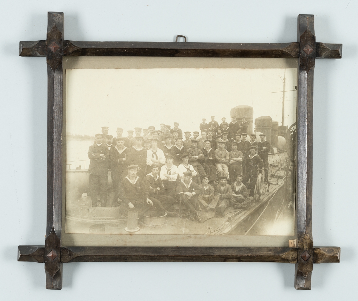 Bilden visar jagaren Ragnars besättning som har samlats på däck för en gruppfoto vintern 1912