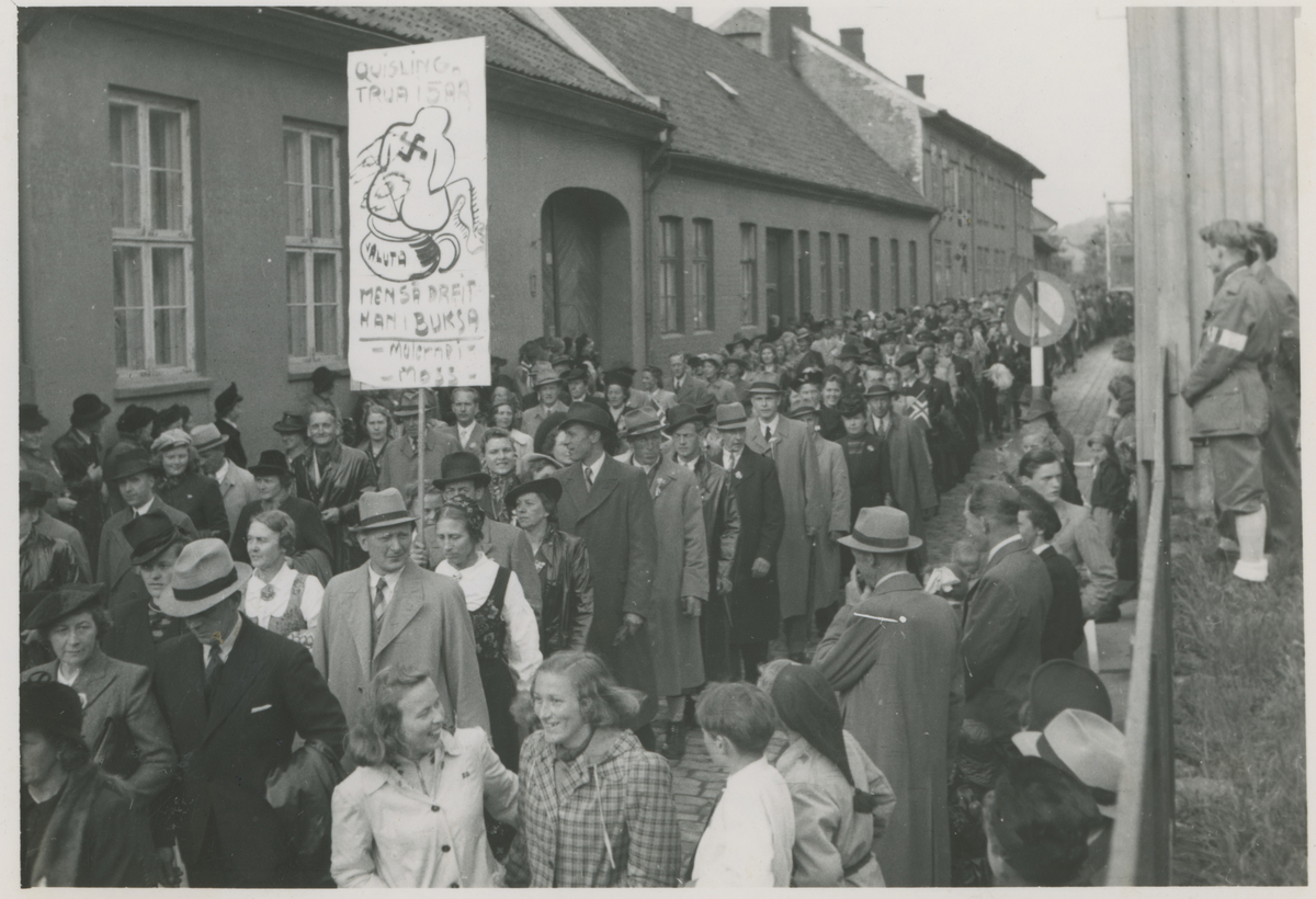 17. mai 1945, folketoget , det største i byens historie, på 100 års dagen for det første 17. mai toget i byen

Bilde 1: Skrågaten

Bilde 2: Storgaten