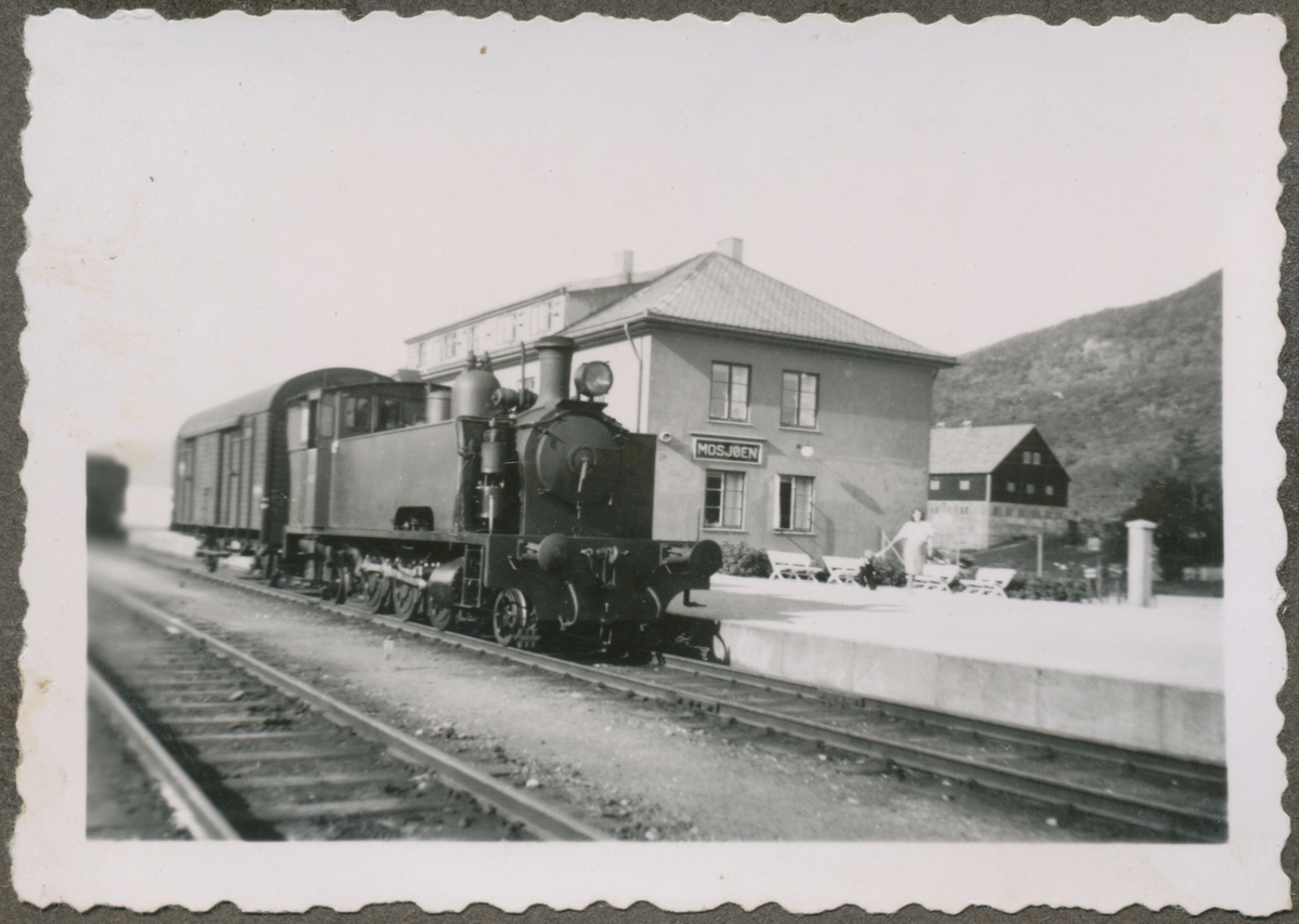 Jernbanestasjonen i Mosjøen med et tog ved perrongen. Bildet er trolig tatt etter 1945.