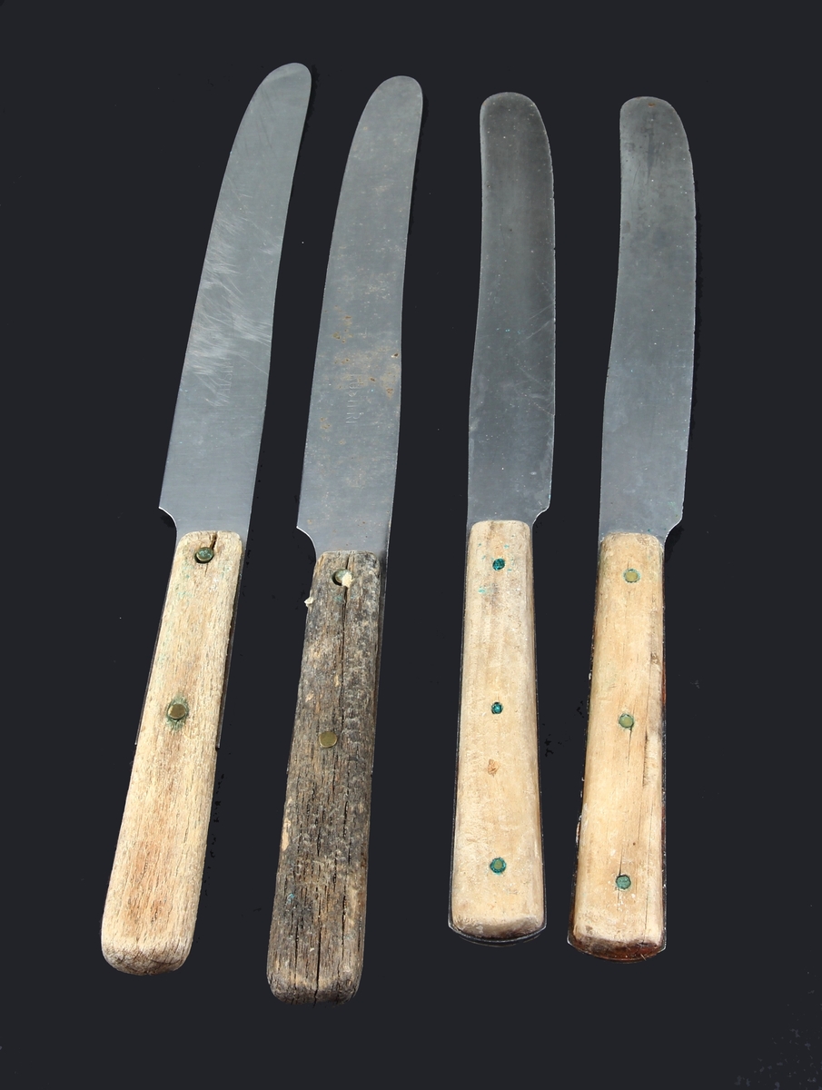 Fire bordkniver med skaft av tre.