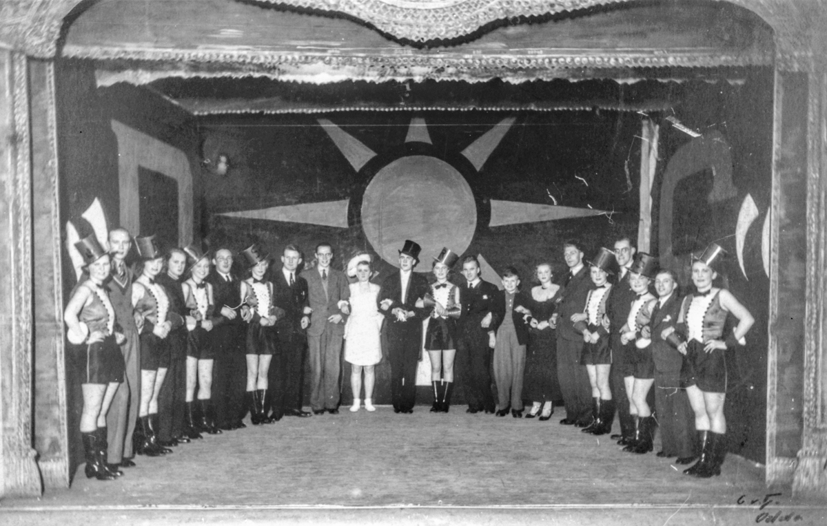 Revyen "Ros og Ris" på scena i Folkets Hus i 1935. 