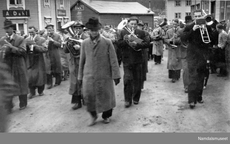 Adelsten Elnan i front for sin musikktropp i fredsdagene 1945