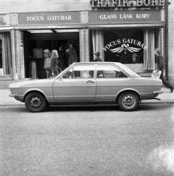 Bilar av olika fabrikat fotograferade på olika platser i Sun