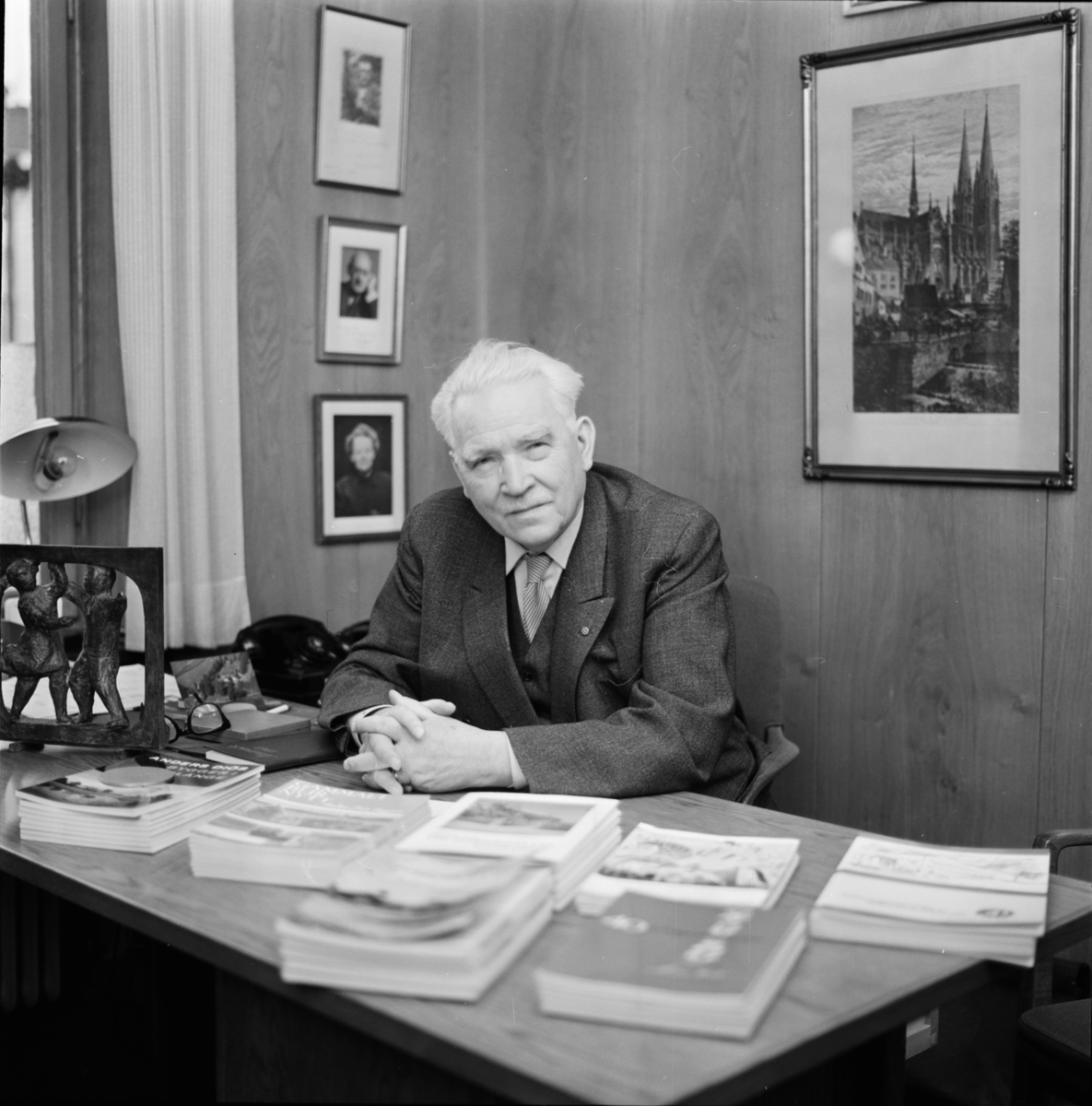 Anders Diös sittande vid skrivbordet, Uppsala 1963