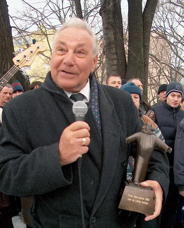 Ludvig Karlsen receives the Petter Dass prize, 2002