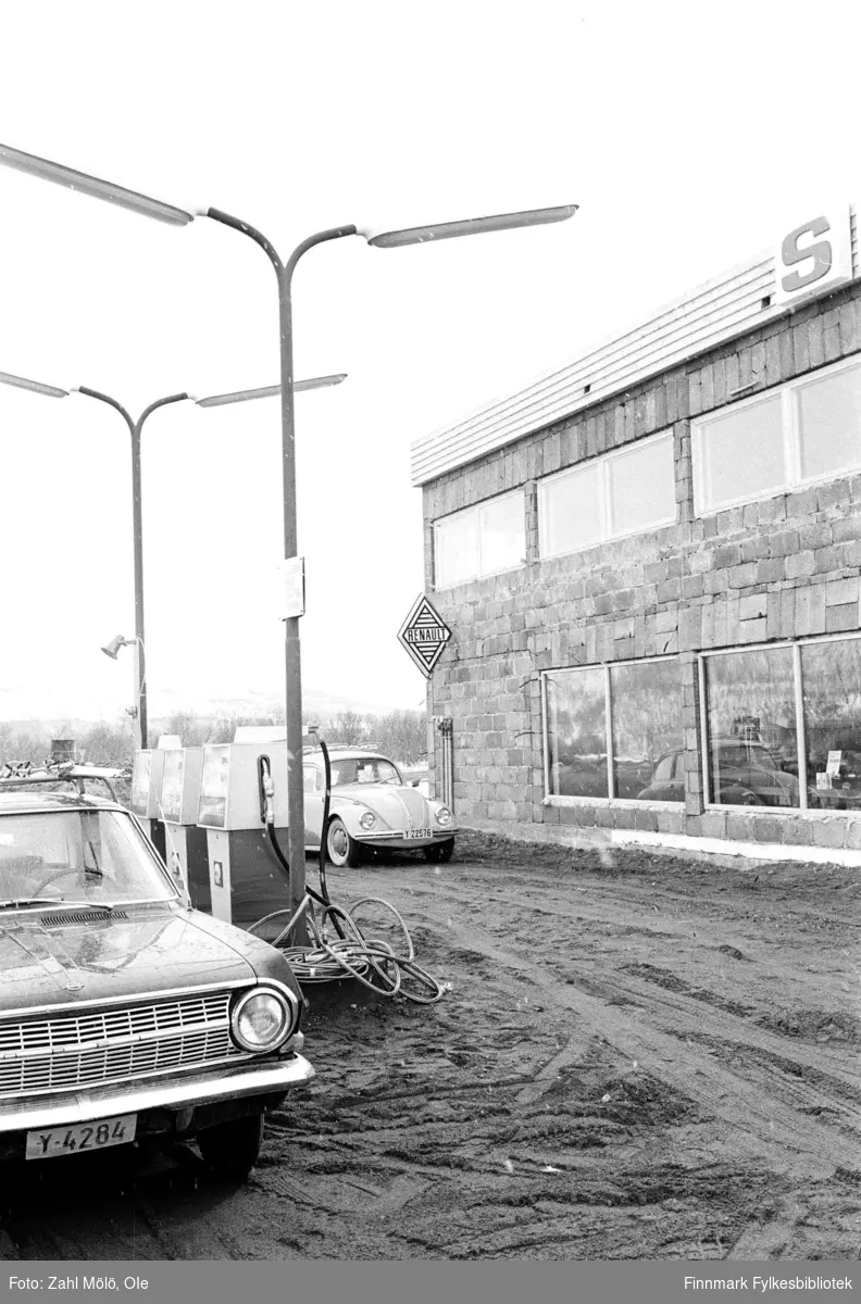 Shell bensinstasjon i Tana bru, antakelig bilde er tatt i april 1969. Bilen i forgrunnen er Opel Rekord A 1963-65.
