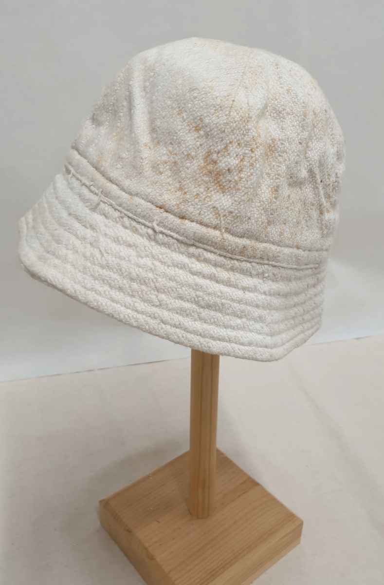 To hvite solhatter av bomull, med brem. Begge hattene er tildels skitne.