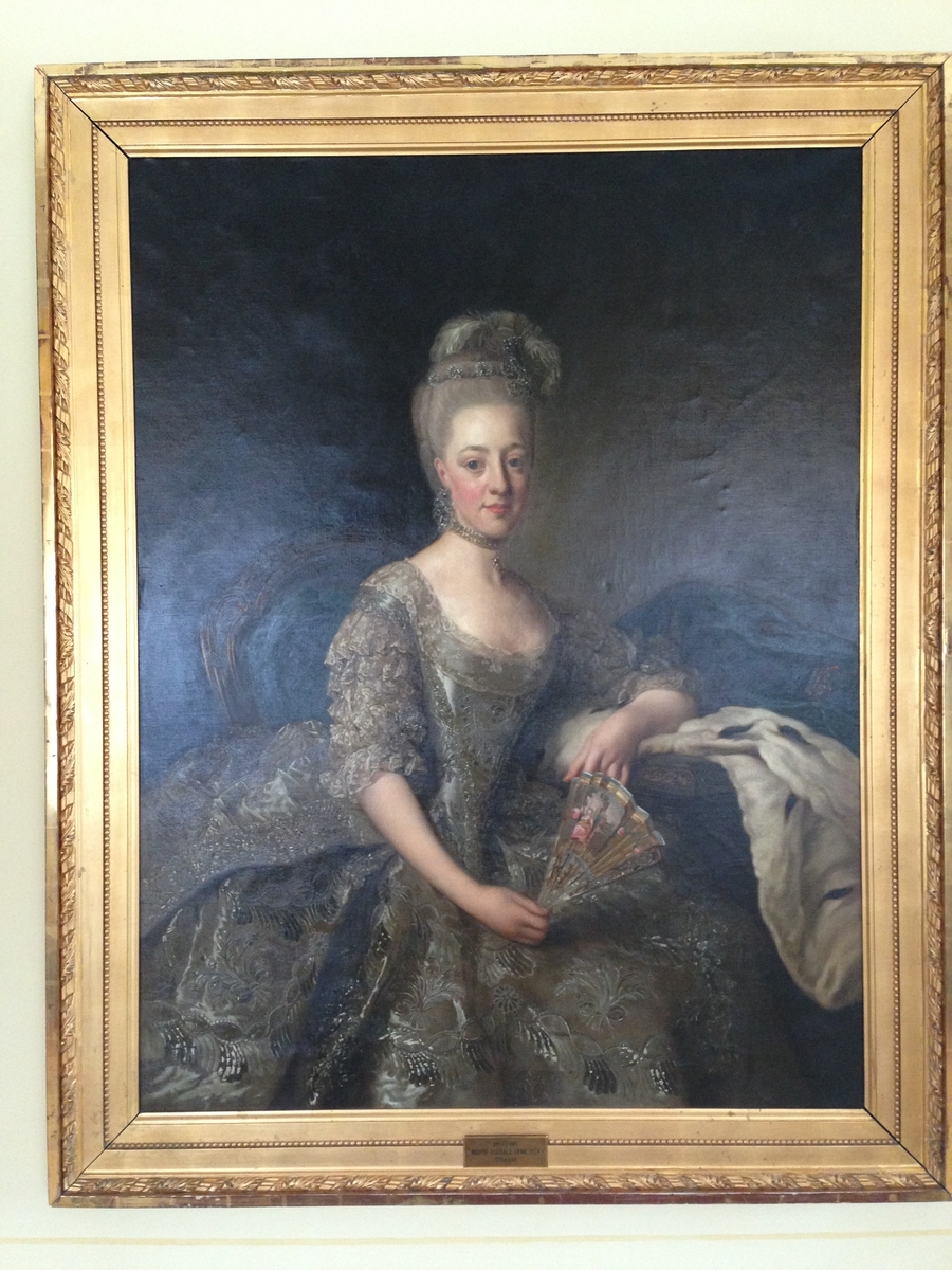 Olja på duk, modern förgylld ram, föreställande drottning Hedvig Elisabeth Charlotta, knäbild.