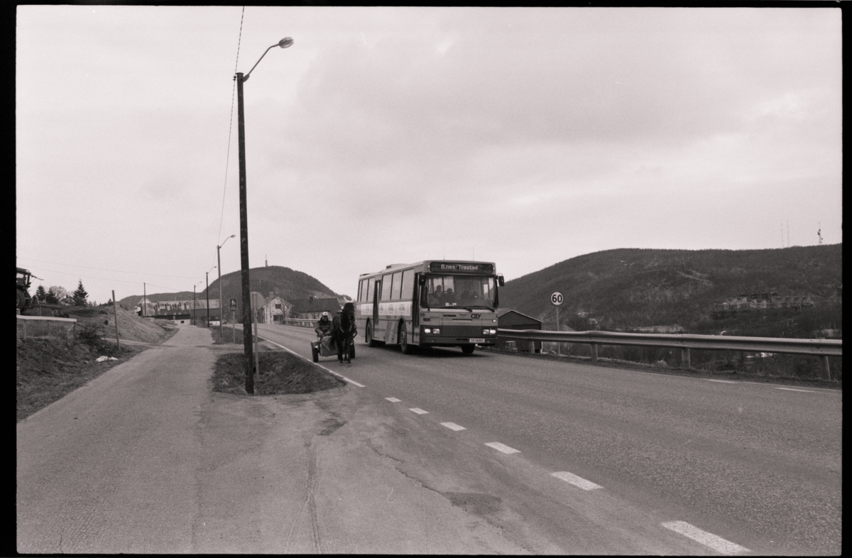 Buss passerere en mann som kjører med hest oppover Kilhusveien.