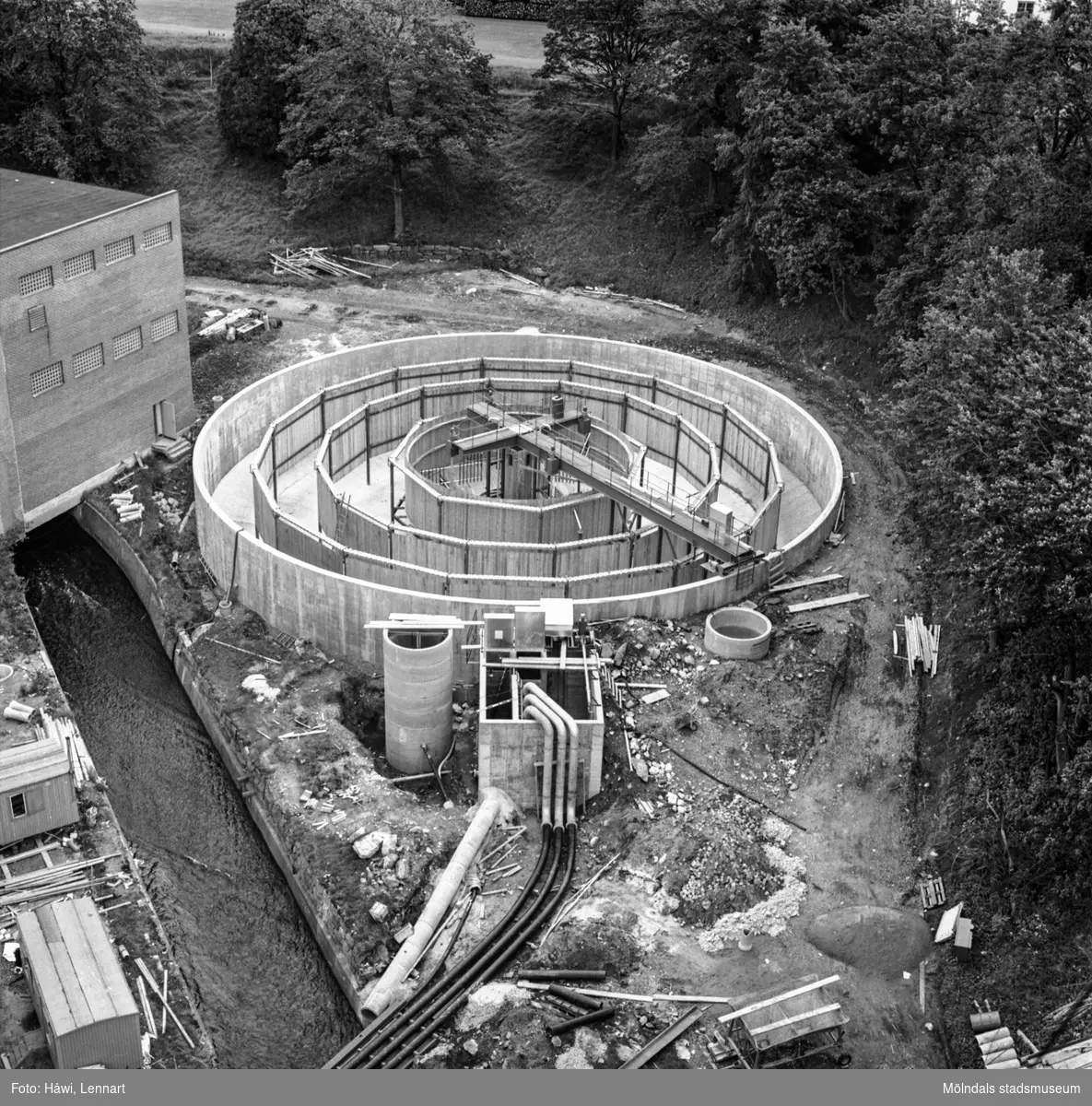 Byggnation av nytt vattenreningsverk på pappersbruket Papyrus i Mölndal, 21/7 1970.