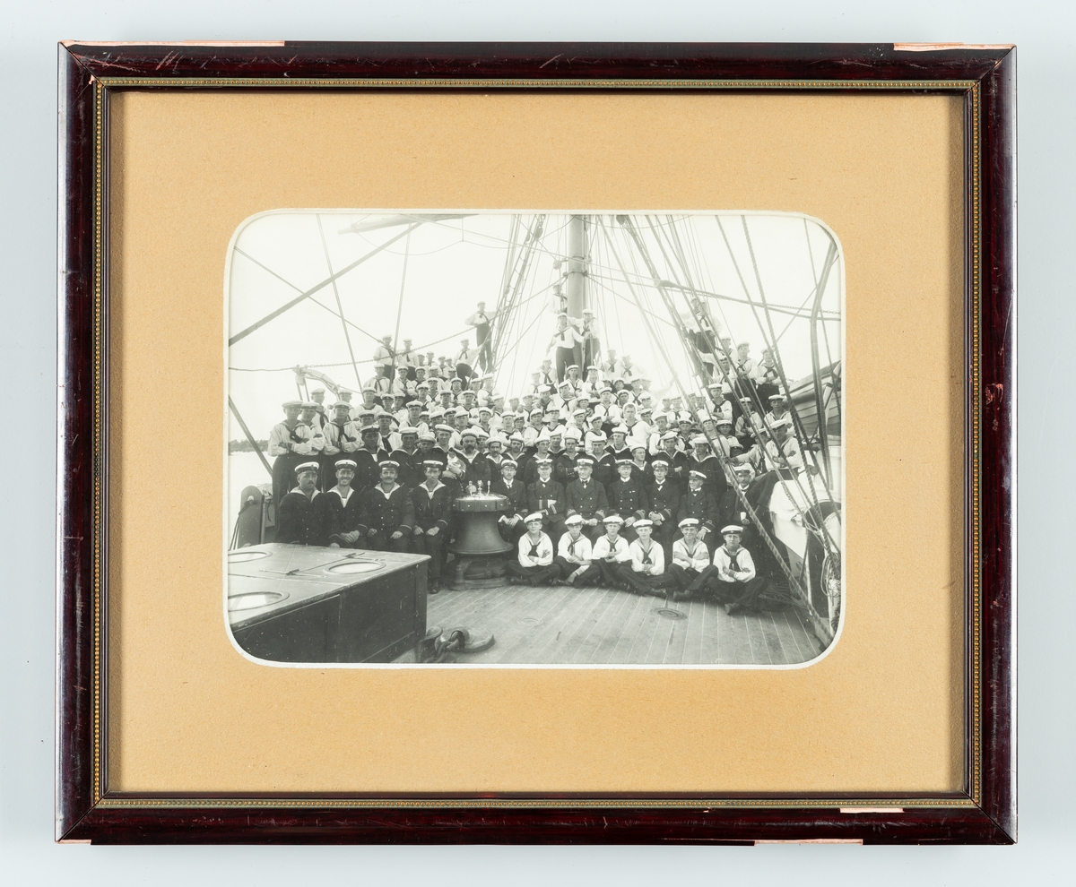 Bilden visar skeppsgossar och befäl ombord på skeppsgossefartyget Najaden som har samlats på förskeppet för en gruppfoto.