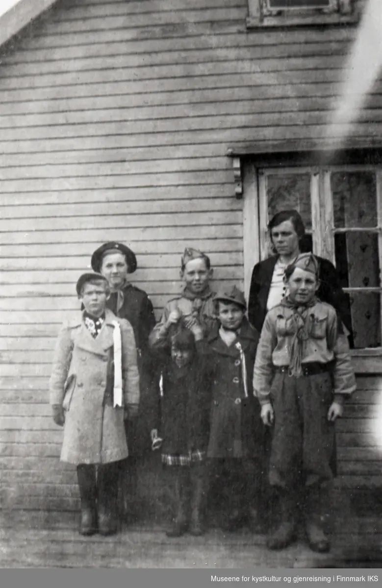 Honningsvåg, Storbukt. Gruppebilde med seks barn og en dame. Antatt 17.05.1936 eller 1937.