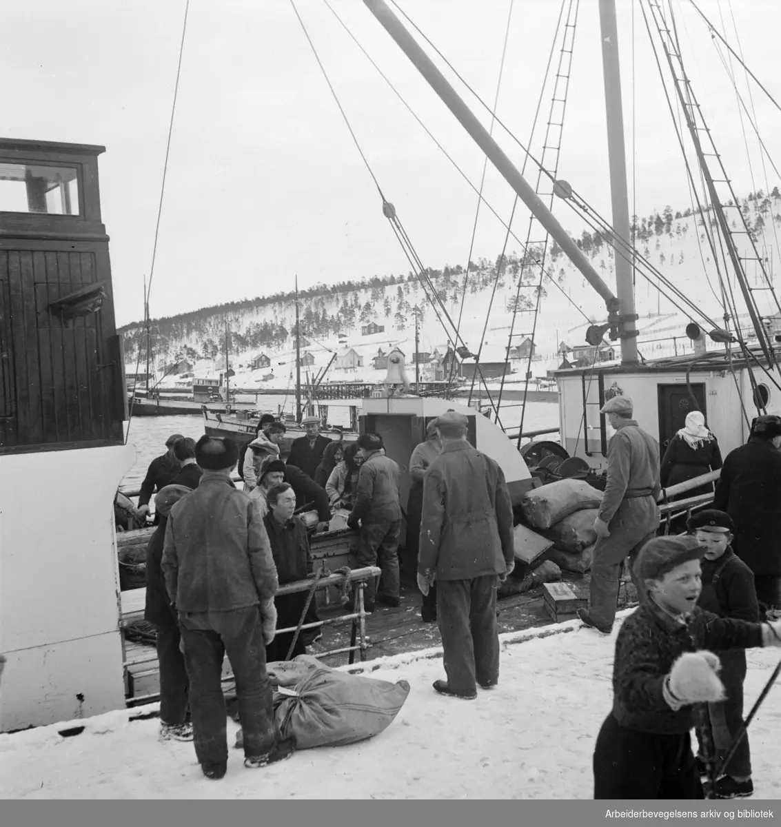Markedsbåten legger til kai i bukta ved vårmarkedet i Bossekop, 1939.