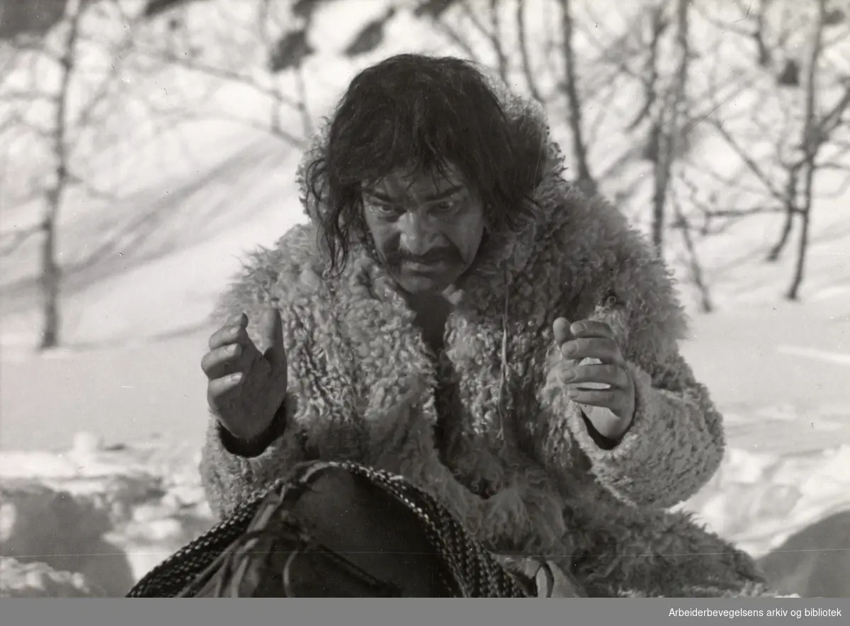 Stillsfoto fra George Schnèevoigts spillefilm "Laila". Tryggve Larssen i rollen som Jåmpa.